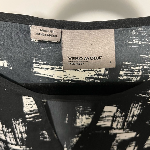 Black and white top - Picture 2 of 2